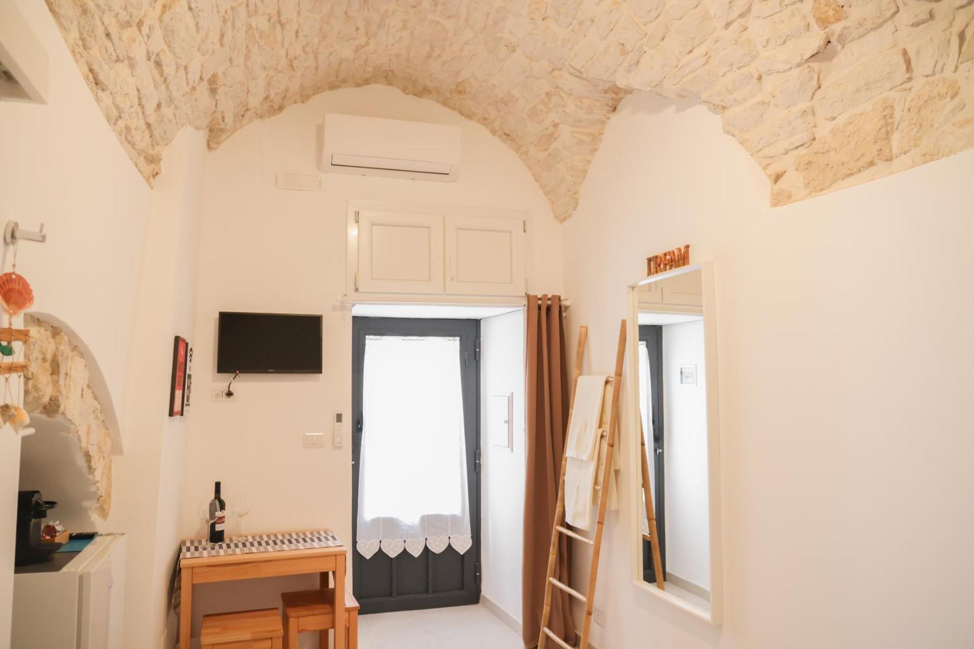 Room 20 - Piccola Camera In Pietra Bianca Giovinazzo Exterior photo