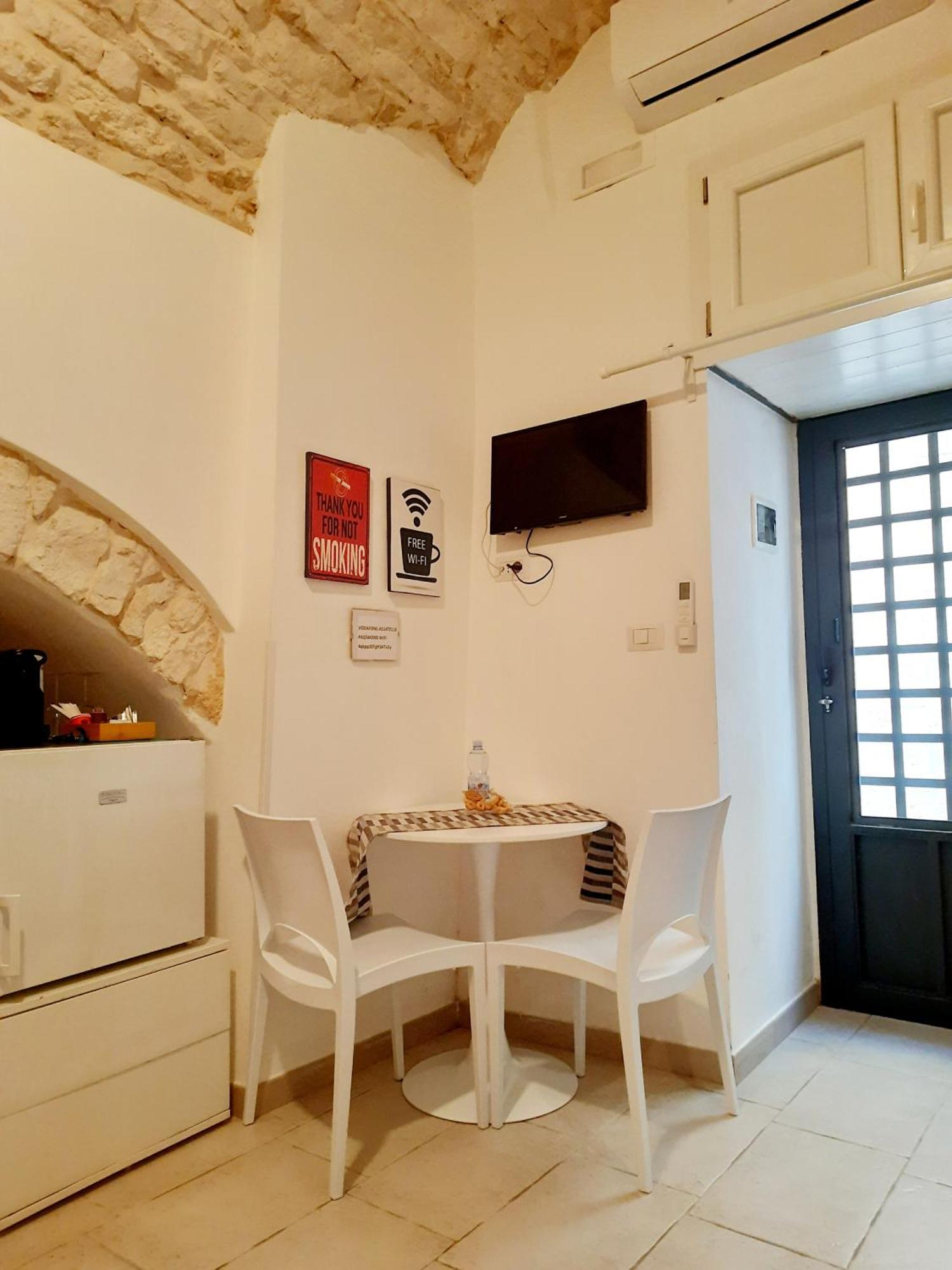 Room 20 - Piccola Camera In Pietra Bianca Giovinazzo Exterior photo